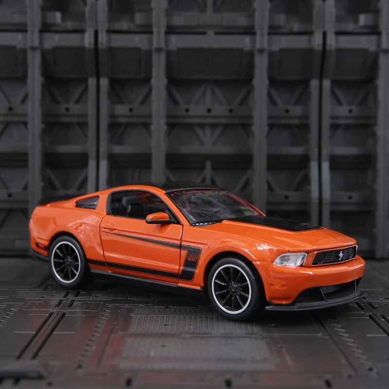 Фото Модель автомобиля Maisto 1:24 Ford Mustang BOSS 302 из сплава, с открывающимися дверями и капотом, богато детализированная, тонкой работы. №2