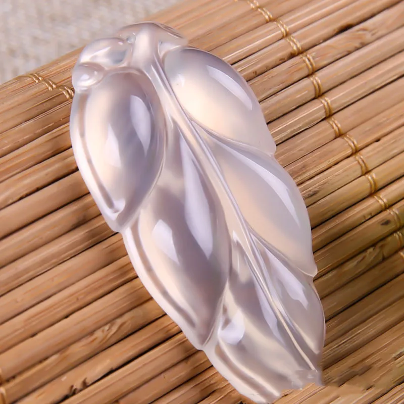 Natural Ice Leaf Pendants for Men and Women Are Ice-smooth and Delicate Agate Chalcedony Pendants