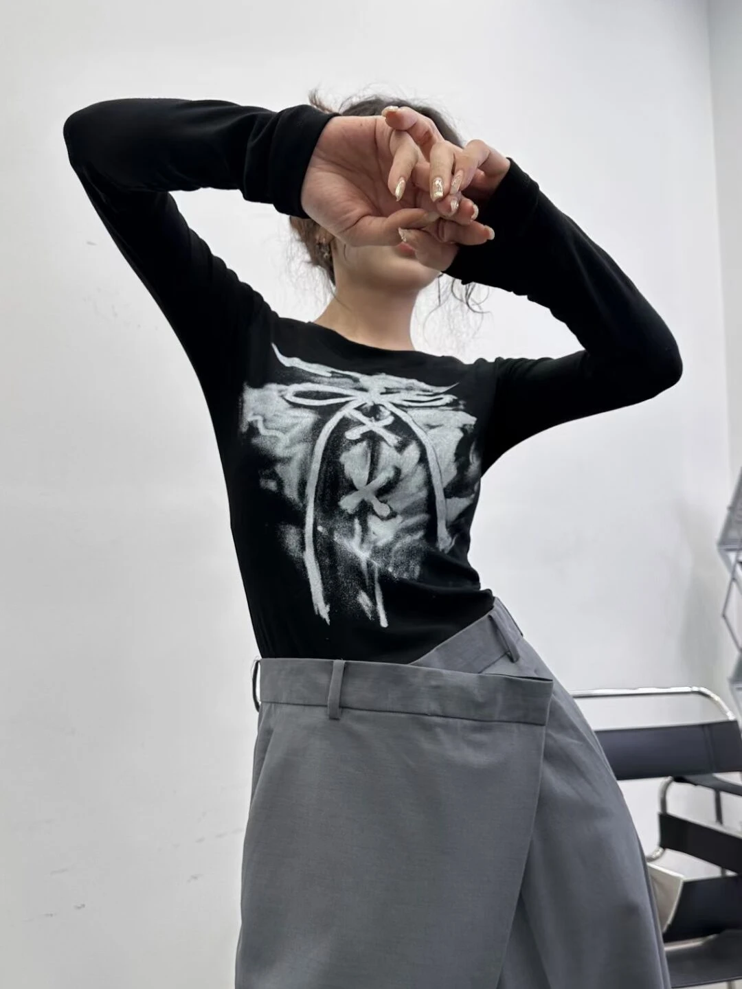 

Новинка Осень 2023, черная облегающая футболка с длинным рукавом, крутой топ с принтом граффити для девушек