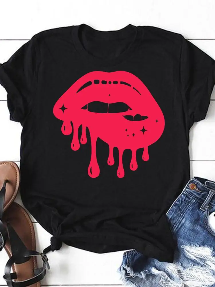 

Футболка женская с коротким рукавом, забавный топ с рисунком губ и акварелью, модная одежда, черный цвет, на лето