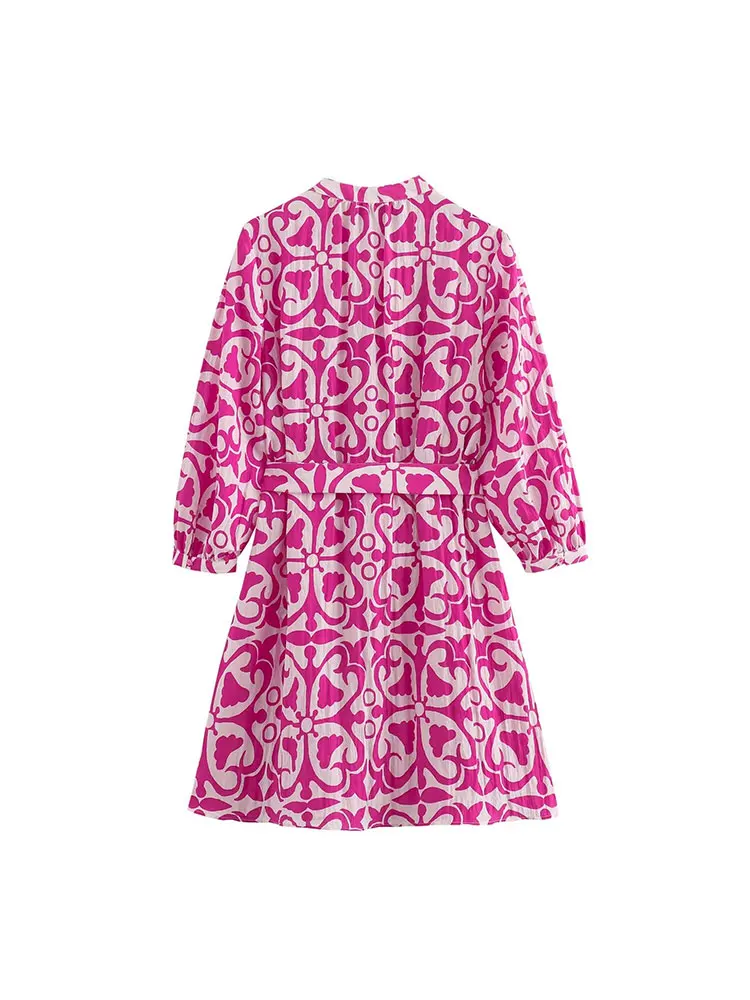 Женское мини-платье с V-образным вырезом и поясом