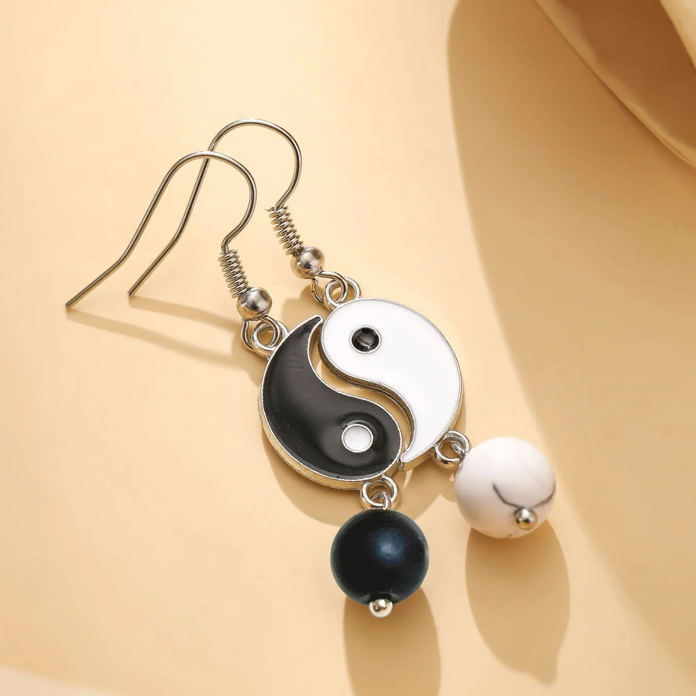 

Vintage Chinese Tai Chi Yin Yang Dangle Earrings For Women Enamel Black White Gossip Earrings Ladies Couple Friendship Jewelry