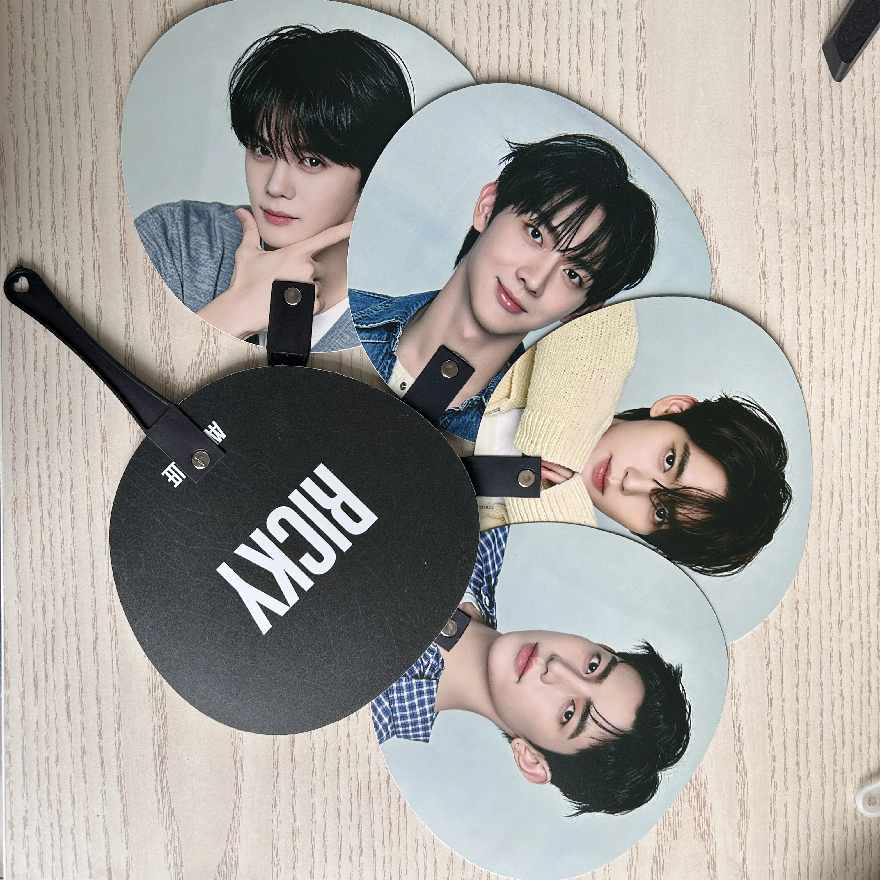 Фото Вентилятор-веер AND2BLE Round Hand Cosplay Fan, двусторонний, для концертов, ручной, с символикой ZHANGHAO SEUNGEON GYUVIN RICKY YUJIN, подарок для фанатов №2