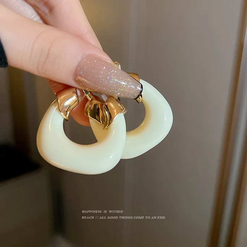 

Exaggerated Personality Acrylic U-shaped Earrings Feminine Temperament Small Premium Earrings Net Red Earrings