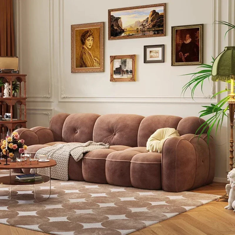 Диван в стиле ретро для гостиной маленькой квартиры карамельный коричневый