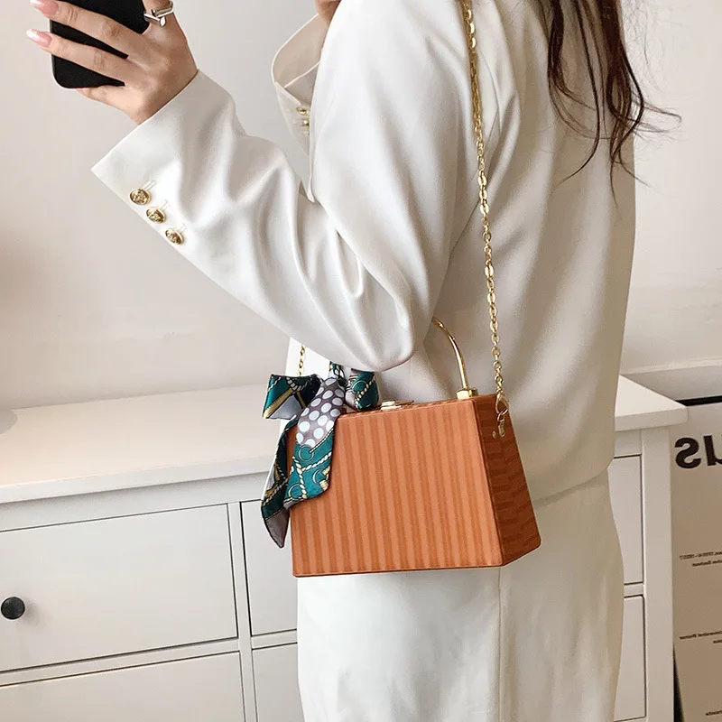 

2023 Vintage Luxury Design White Crossbody Bags Scarf Handbag For Women Gold Chain Mini Square Coin Purse Female High Quality