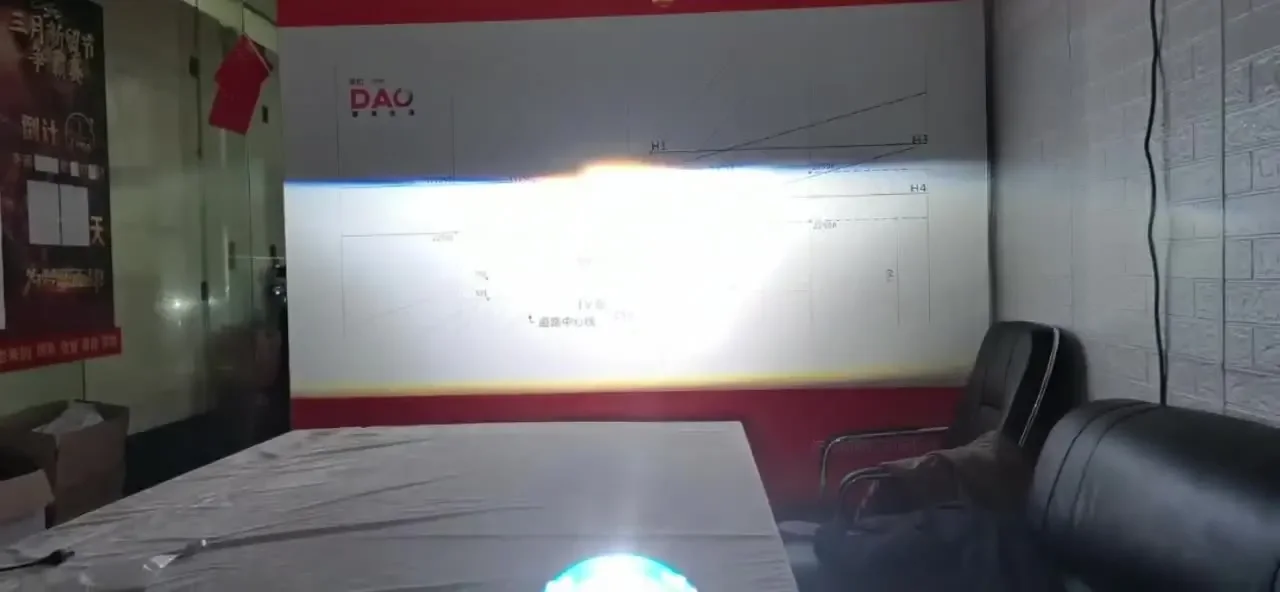 Проектор с двумя выпуклыми линзами диагональю 3 0 дюйма