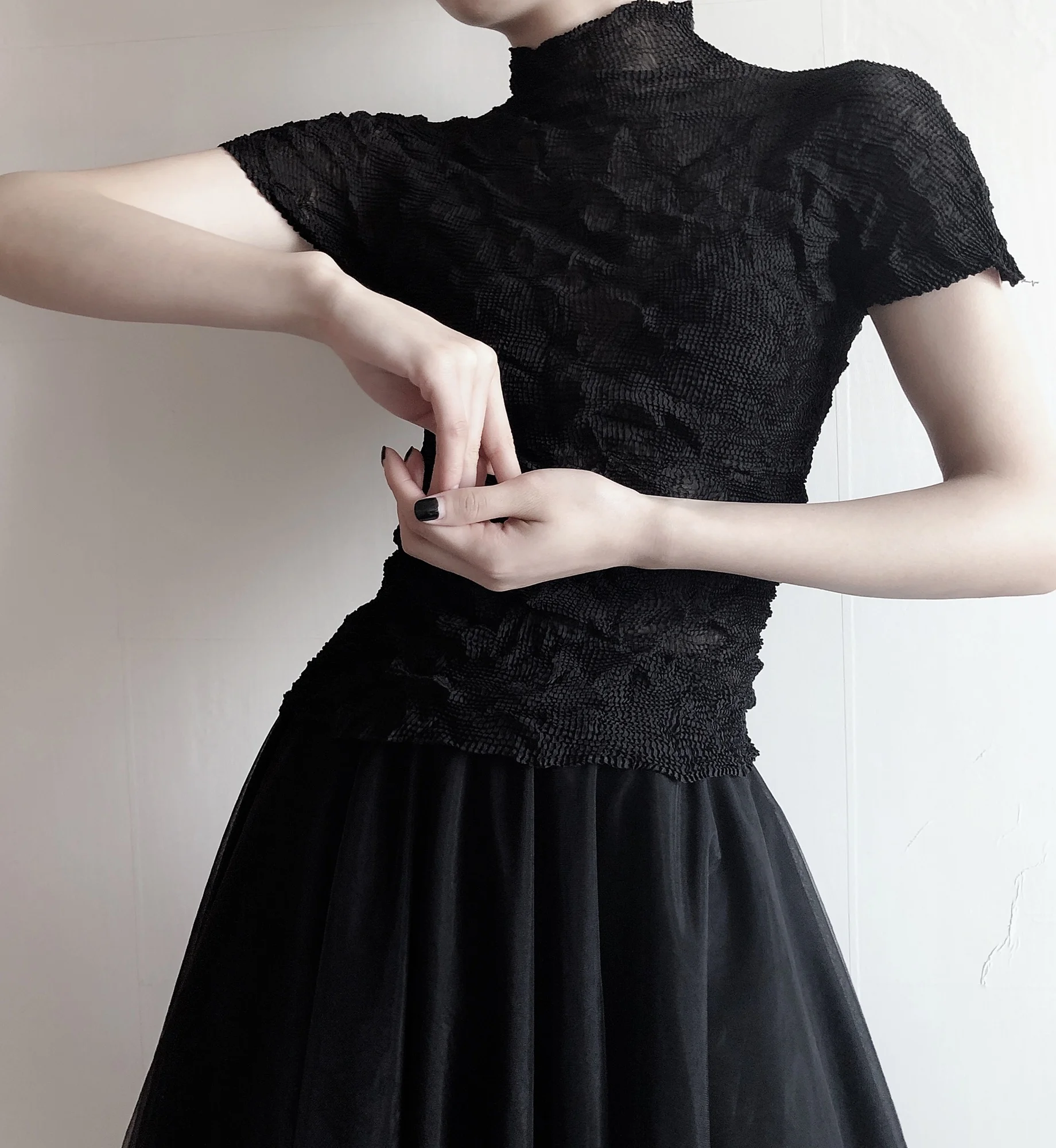 Летняя плиссированная футболка с коротким рукавом и полупрозрачной текстурой Y2K