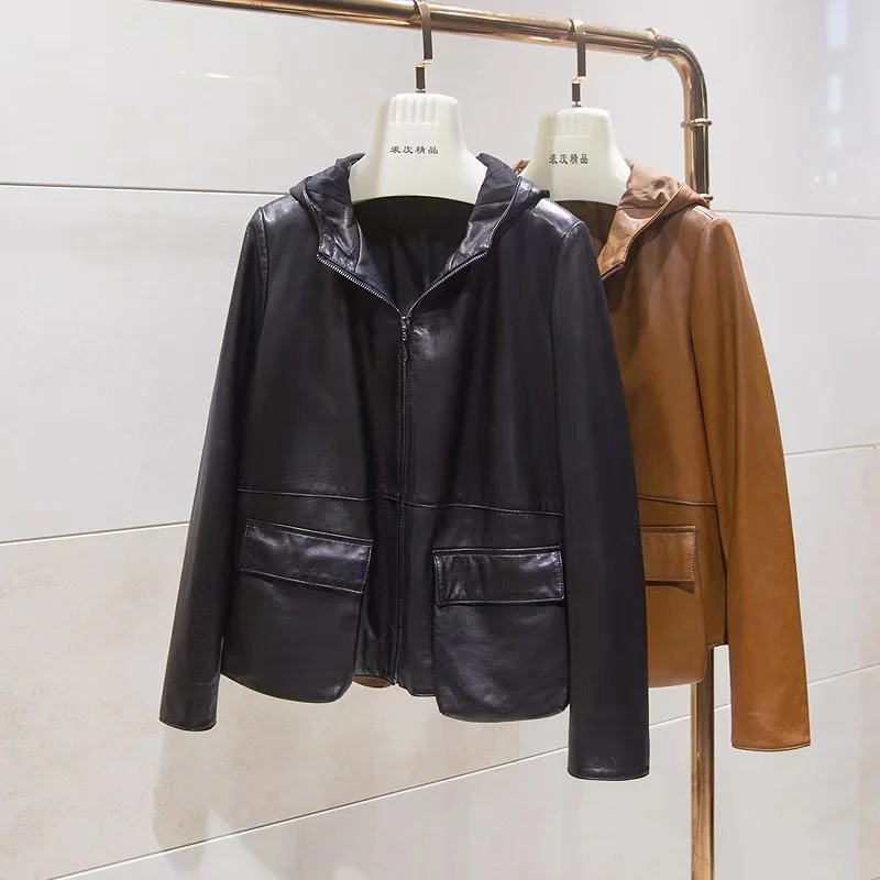 Женская куртка с капюшоном облегающая укороченная из овчины растительного