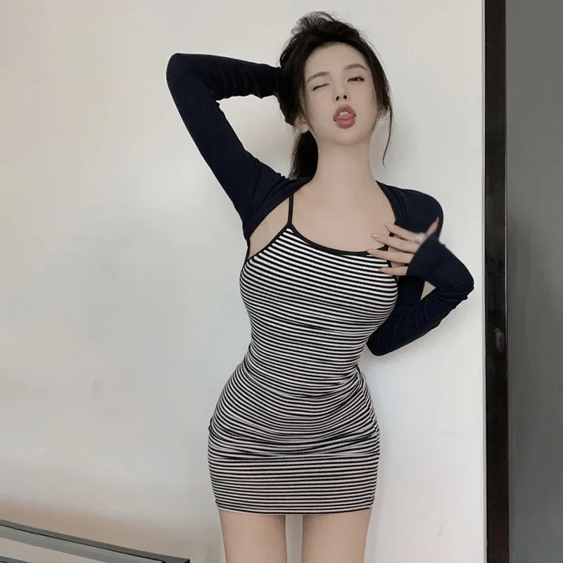 Летнее женское трикотажное облегающее платье с открытой спиной в стиле ретро