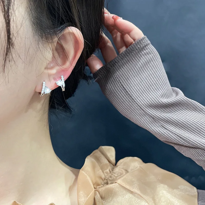 

Серебряные серьги со сверкающими бриллиантами PANJBJ