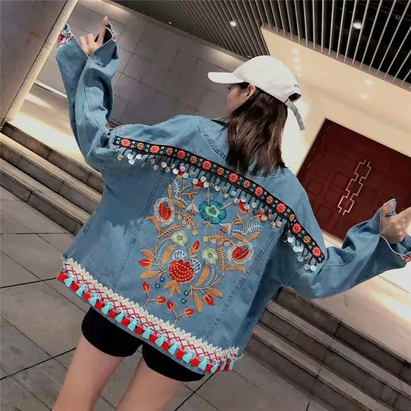 Куртка женская джинсовая с вышивкой и блестками