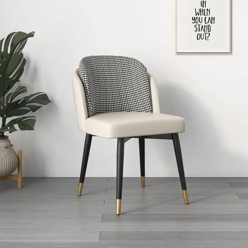 Минималистичное бархатное кресло расслабляющее с роскошным дизайном для