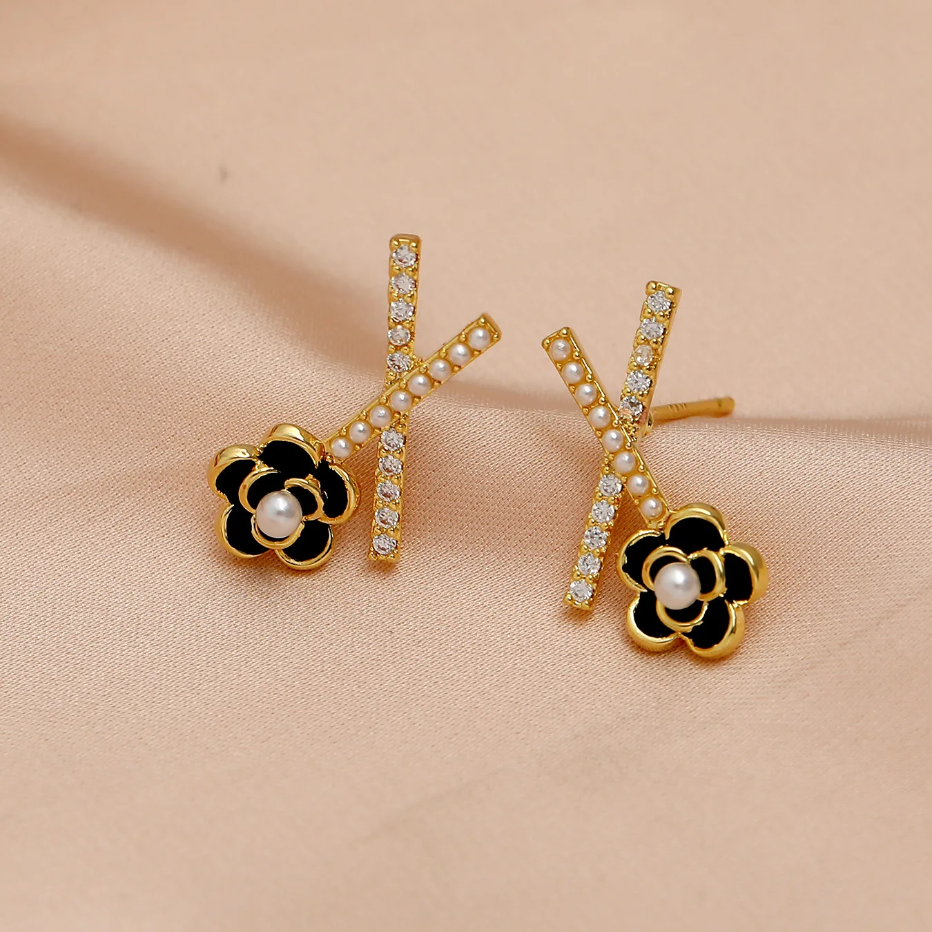 

Женские серьги-гвоздики с жемчугом и цветком, в виде камелии
