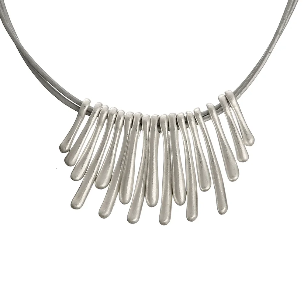Женское ожерелье серебряного цвета