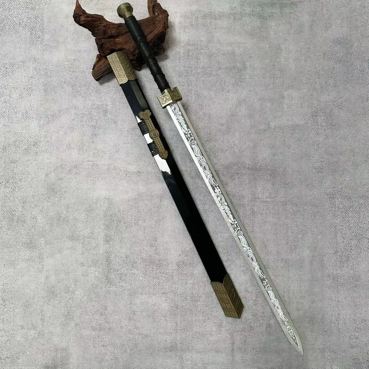 

Chinese ancient style wooden sword props cos Qin King sword Han sword with sheath Tang knife wooden knife children's toys