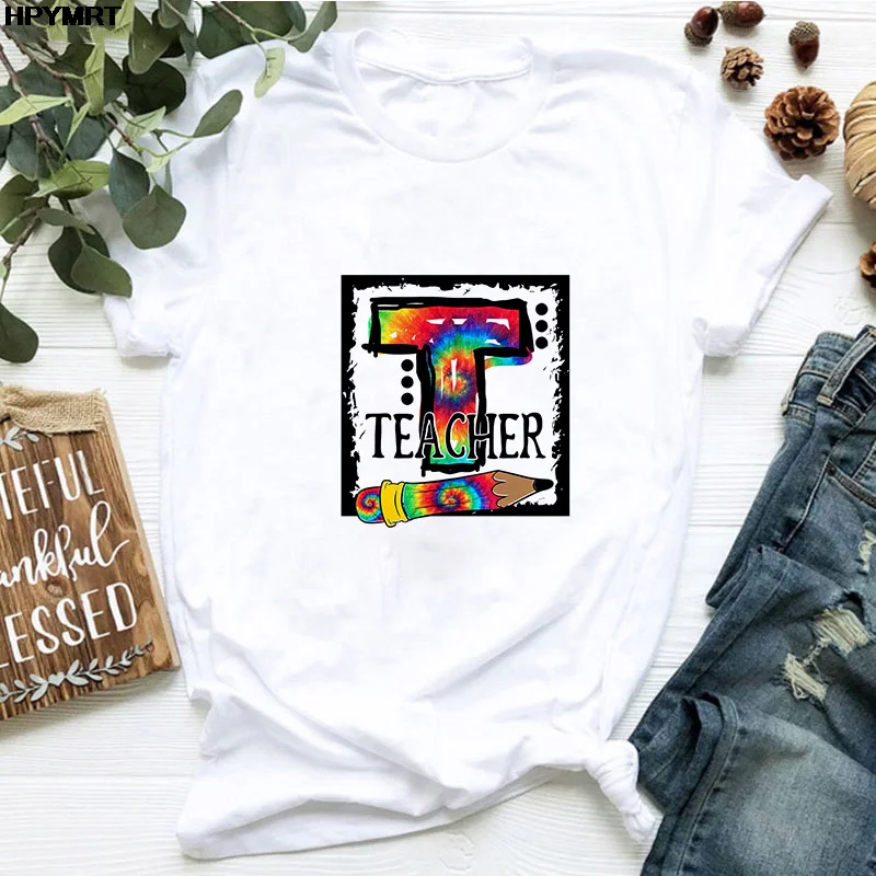 

Женская футболка с коротким рукавом, круглым вырезом и принтом букв