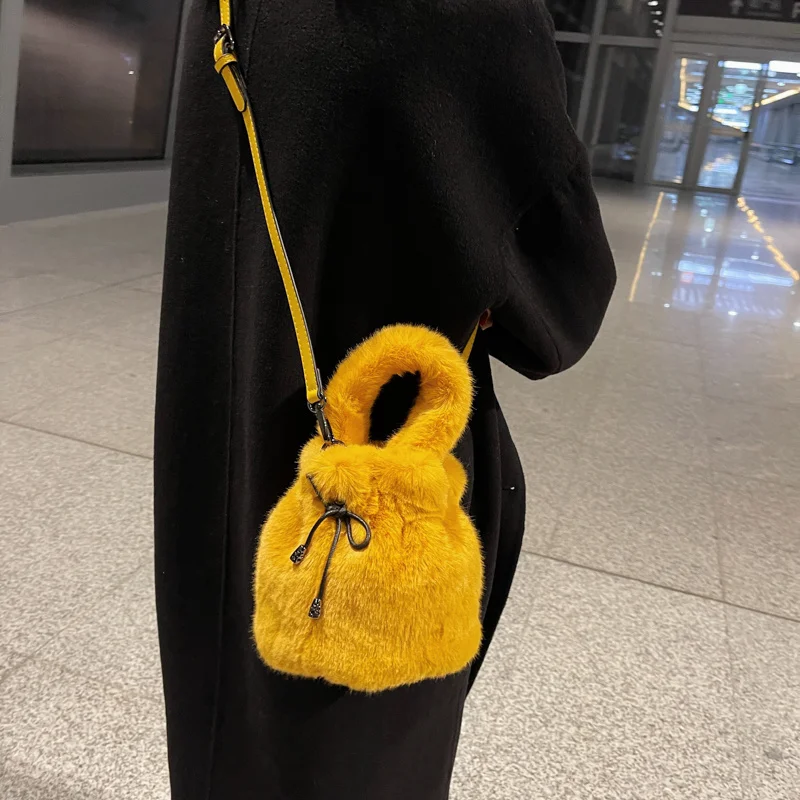 

Small Fluffy Bucket Bags For Women Winter Furry Shoulder Crossbody Bags Kawaii Plush Handbags Fur Tote Bag Messenger Bag Y2K Sac