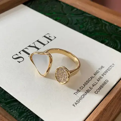 Кольца Taoya золотого цвета с цирконами