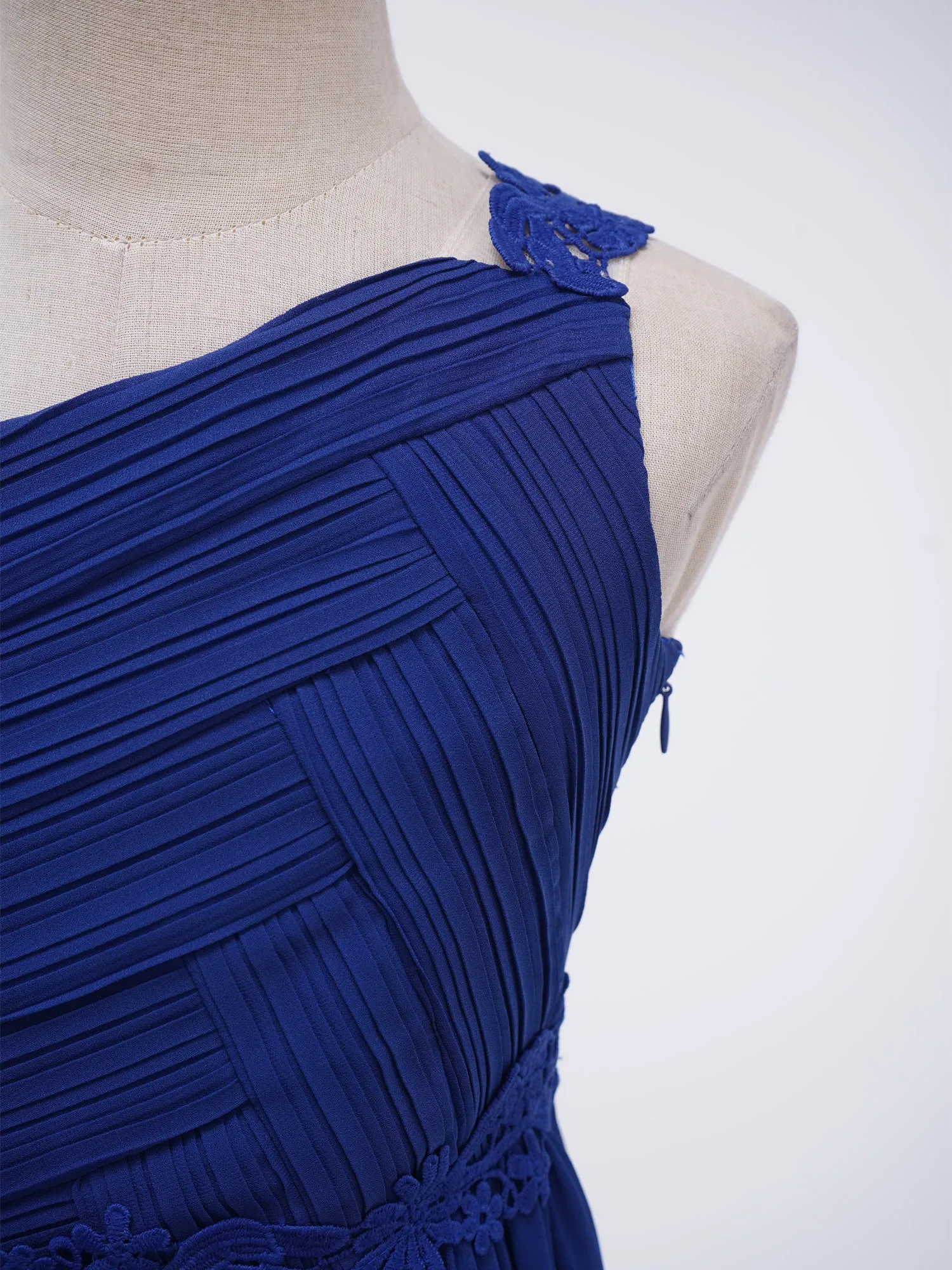 Шифоновое платье с открытым плечом без рукавов цветочным принтом