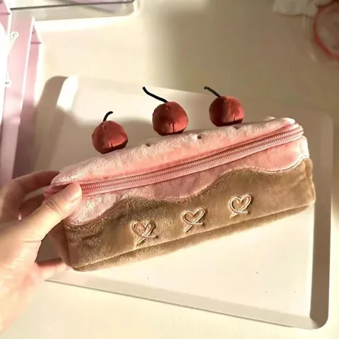 Симпатичные косметички в виде вишневого торта, плюшевые вместительные сумки для ручек, ранцы для девушек, сумки для макияжа в стиле пэчворк с вышивкой