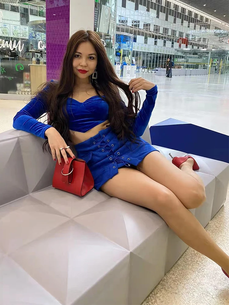 Кроп-топ женский бархатный с длинным рукавом и глубоким V-образным вырезом