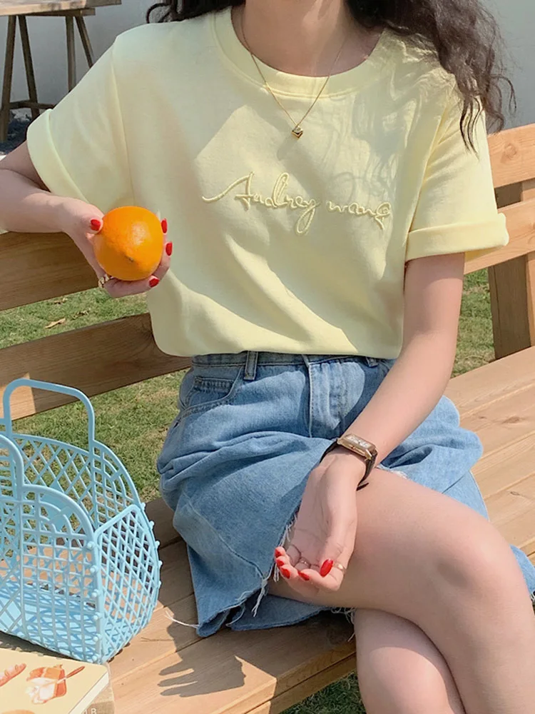 

Женская футболка с круглым вырезом, коротким рукавом и надписью