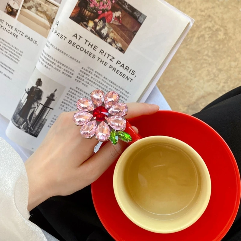 Кольцо сладкого карамельного цвета с преувеличенными кристаллами и большими