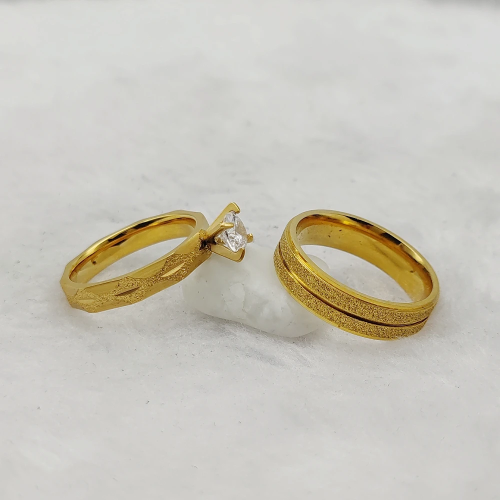 Женское кольцо с крупными камнями покрытое 24-каратным золотом