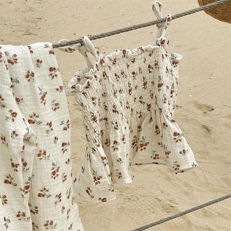 

2023 New Summer Korean Style Baby Girls Floral Printed Outfits Suspenders Pleated Tops Loose Pants 2pcs Children Cute Chic Sets