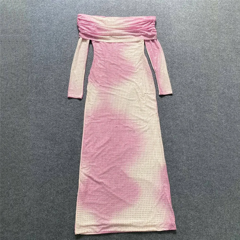 Женское длинное платье с открытыми плечами и длинными рукавами