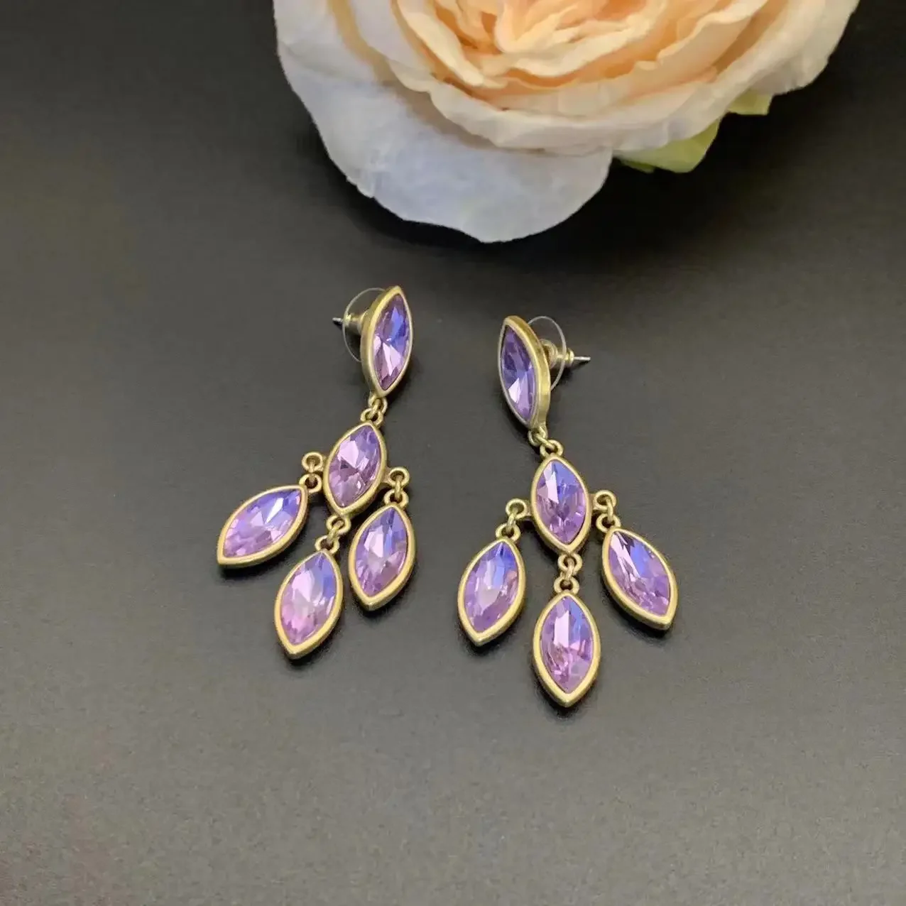 Фиолетовые стеклянные серьги-подвески