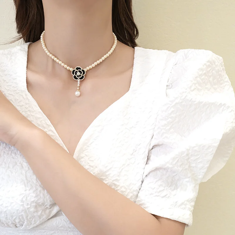 

Fashion Camellia White Black Rose Necklace Light Luxury Niche Pearl Ladies Small Fresh Flower Collarbone Chain Pendant Jewelry