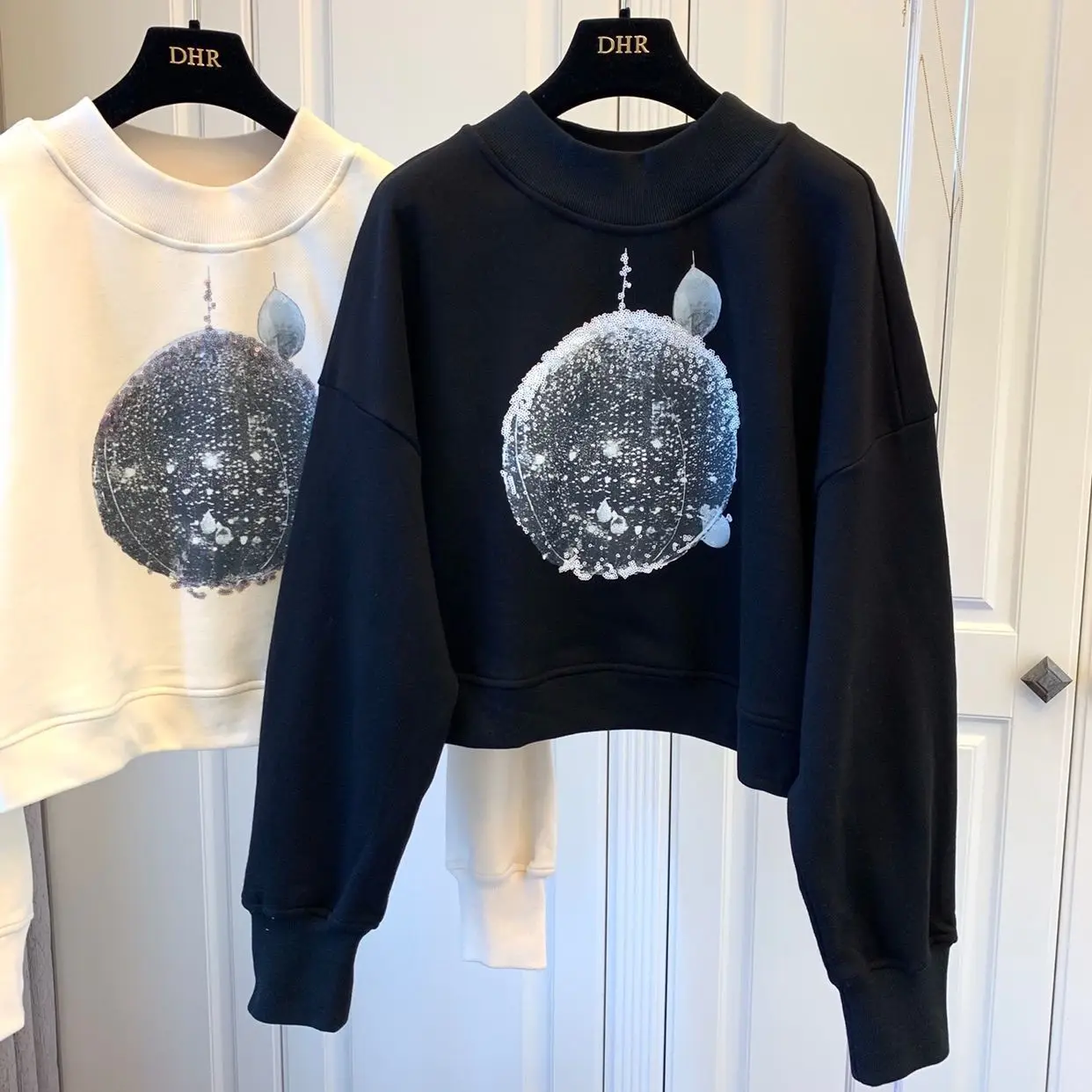 

2022 spring pure cotton niche sequins Korean version loose and lazy casual short section super thick sweater women's trendy new