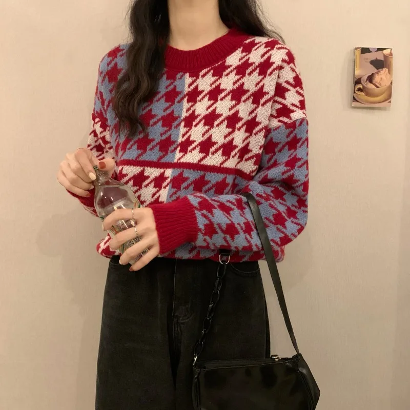 Свитер женский трикотажный в клетку с круглым вырезом и длинным рукавом |