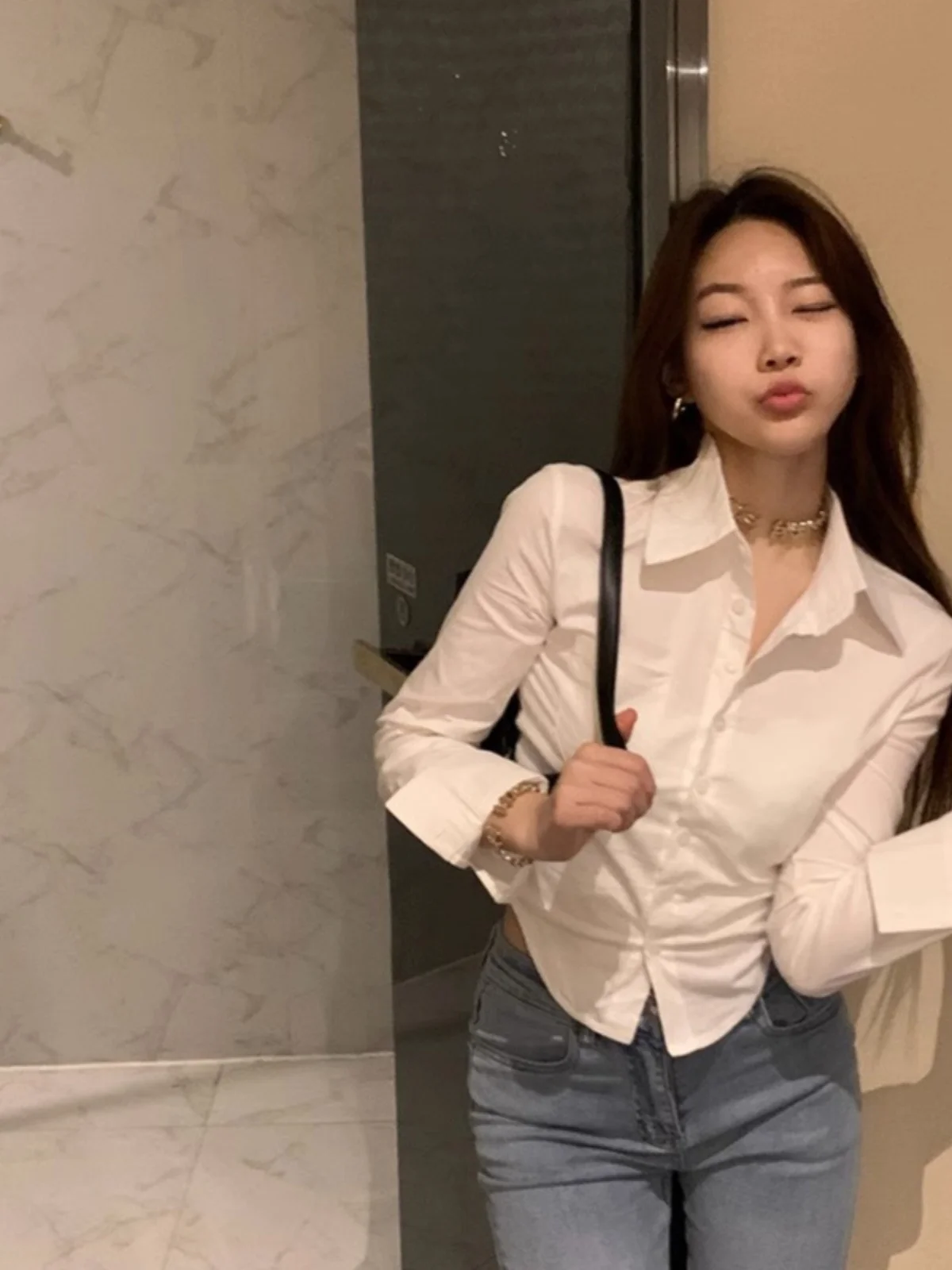 White Shirts Women 2024 New Spring Short Outer Wear Slim fit Top Design Sense French sle Tight Waist Shirt