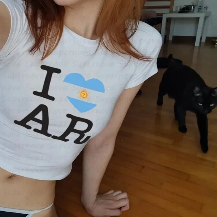 Женская футболка с принтом флага и надписью облегающая суперкороткая в