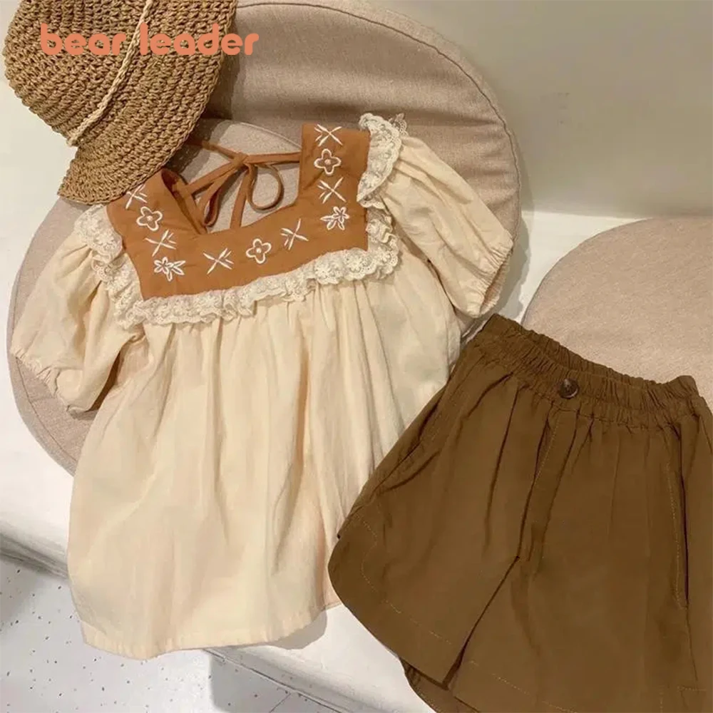 

Bear Leader/костюм для девочек Новинка лета 2022 года, кружевная рубашка с вышивкой в стиле ретро для девочек + модные шорты в Корейском стиле компл...