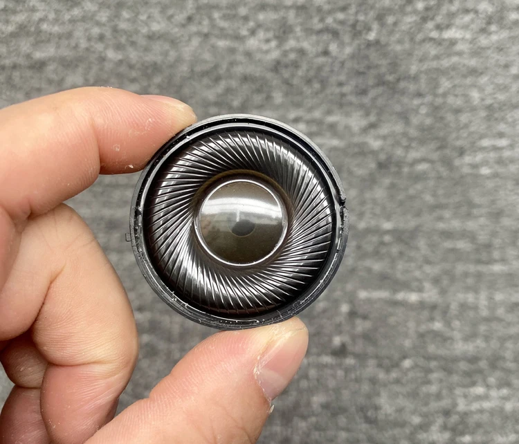 

Динамик 40 мм с крышкой и черной графеновой пленкой (нужно разобрать самостоятельно) 2 шт.