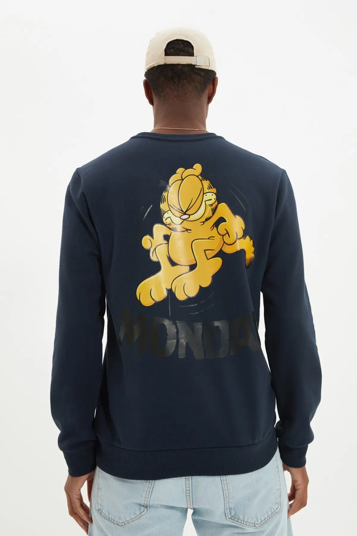 

Trendyol Male Licensed Garfield Printed Regular Fit Cycling Neck Sweatshirt TMNAW22SW1000