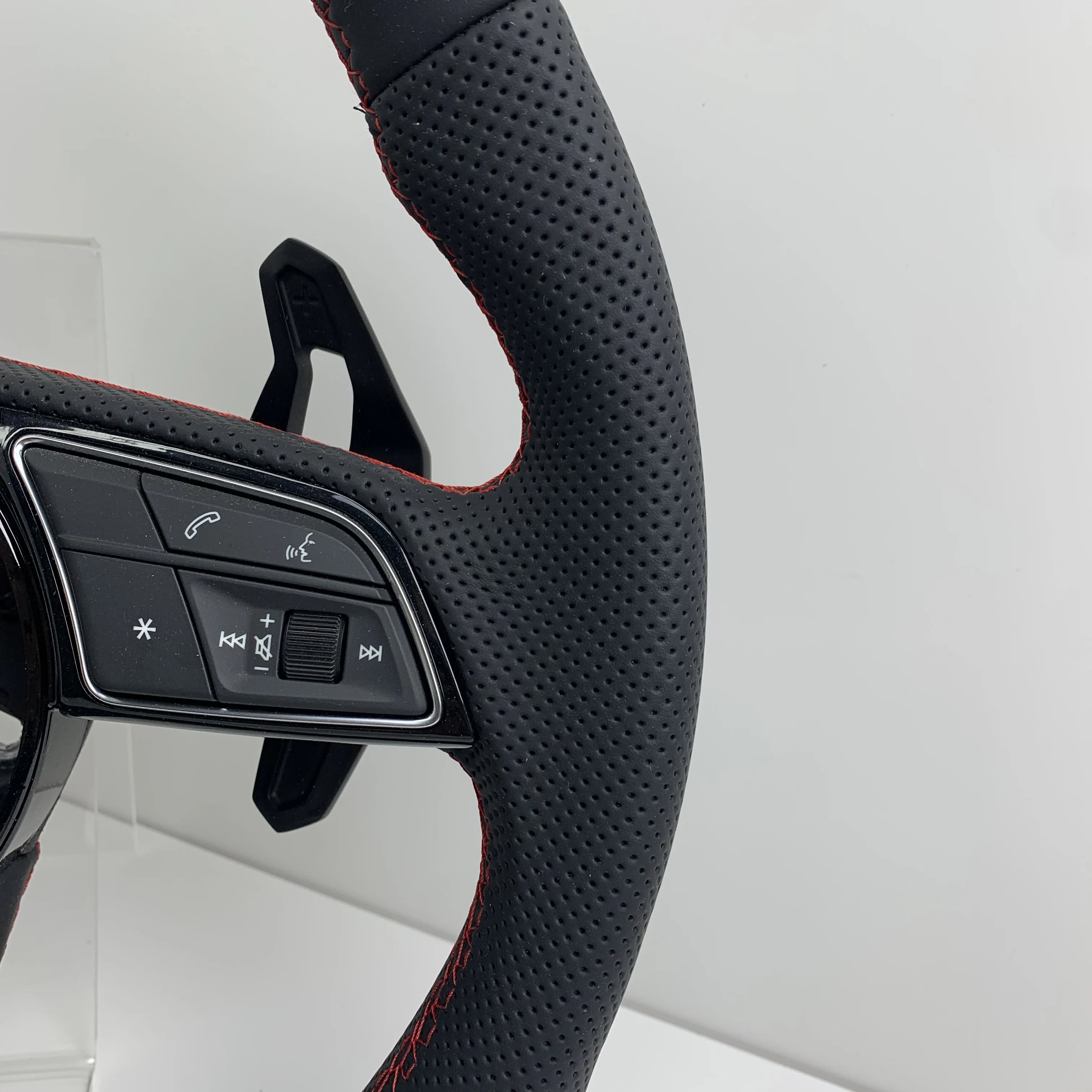 Руль из перфорированной кожи с индивидуальным дизайном для RS A4 A5 A6 C7 B8 R8 S3 S4 S5 Q7 A7 S7 TT RS3 RS5 RS6 RS7 B9 (art.: 3920db1a5d64d) - 3920db1a5d64d