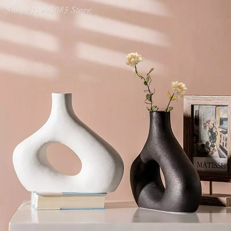 

NEW2023 Ceramic Vase Hollow Abstract Geometric Ceramic Vase Black and White Handicraft Ornaments Home Decoration Accessories