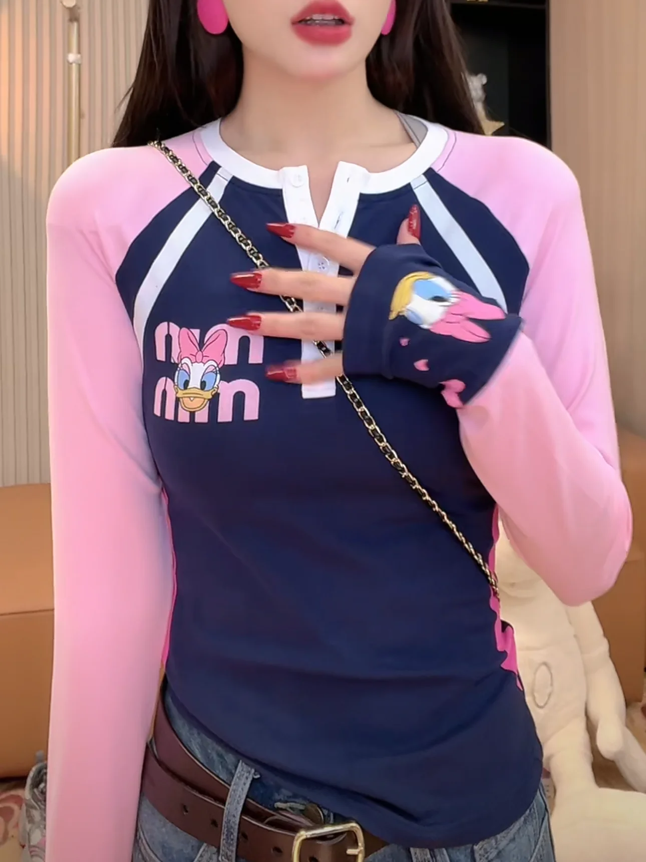 Модная брендовая рубашка с длинными рукавами контрастного цвета мультяшным