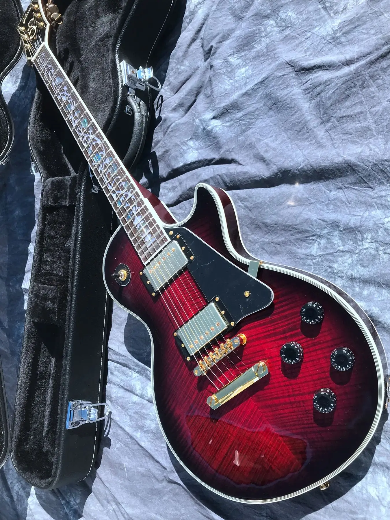 

Индивидуальная версия электрической гитары с цветочным пальцем, две пикапа, корпус из красного дерева, Защитная панель, физическая съемка