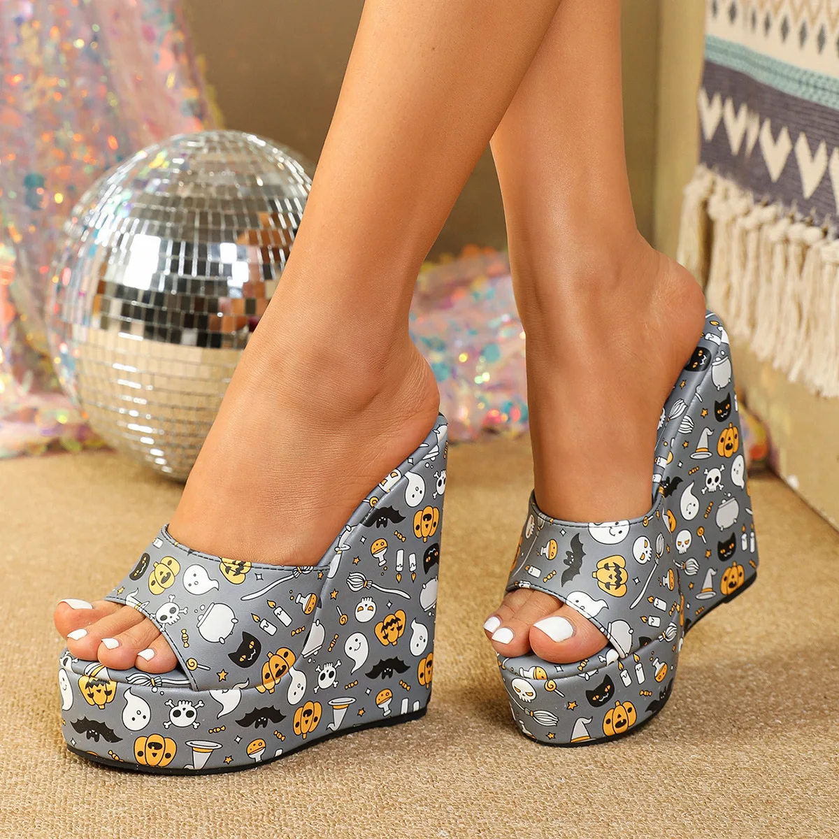 Туфли на платформе с рисунком ботинки открытым носком танкетка граффити хуари