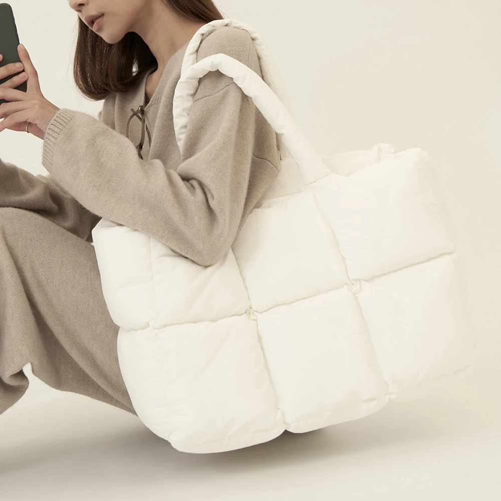 

2023 Quilted Women's Shoulder Bag Warm Space Cotton Bags Women's Designer Handbags Fluffy Soft Fashion Minimalist Shopping Purse