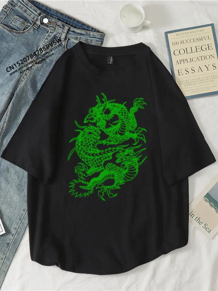 Футболка женская базовая с круглым вырезом готический принт дракона