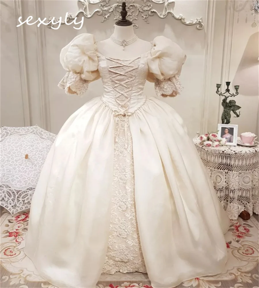 

Victorian Gothic Beige Wedding Dress Renaissance Medieval 2023 With Short Sleeves Court Country Bridal Gowns Lace Castle Bride