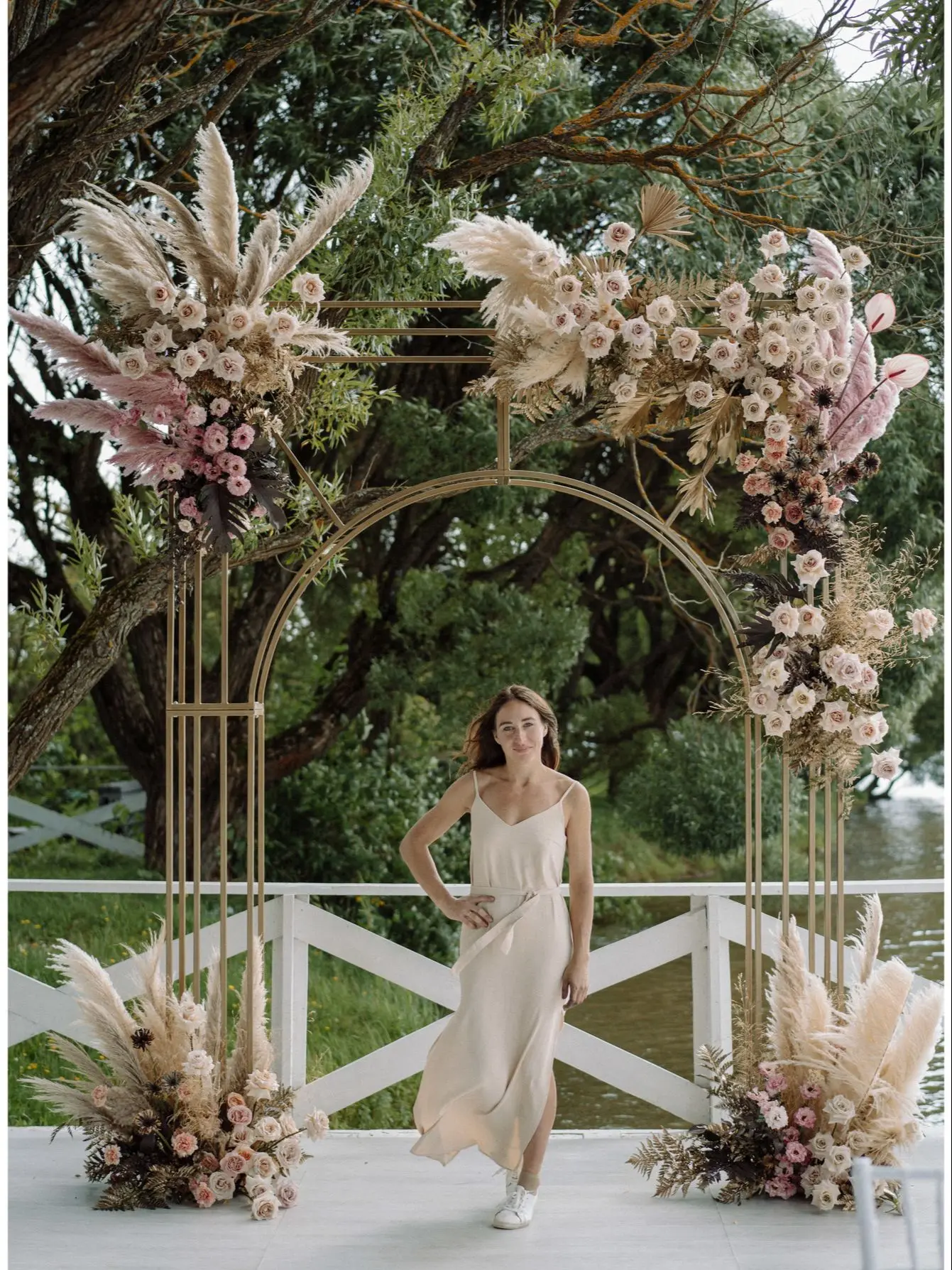 

Custom gold rectangular arch decorate wedding background and support