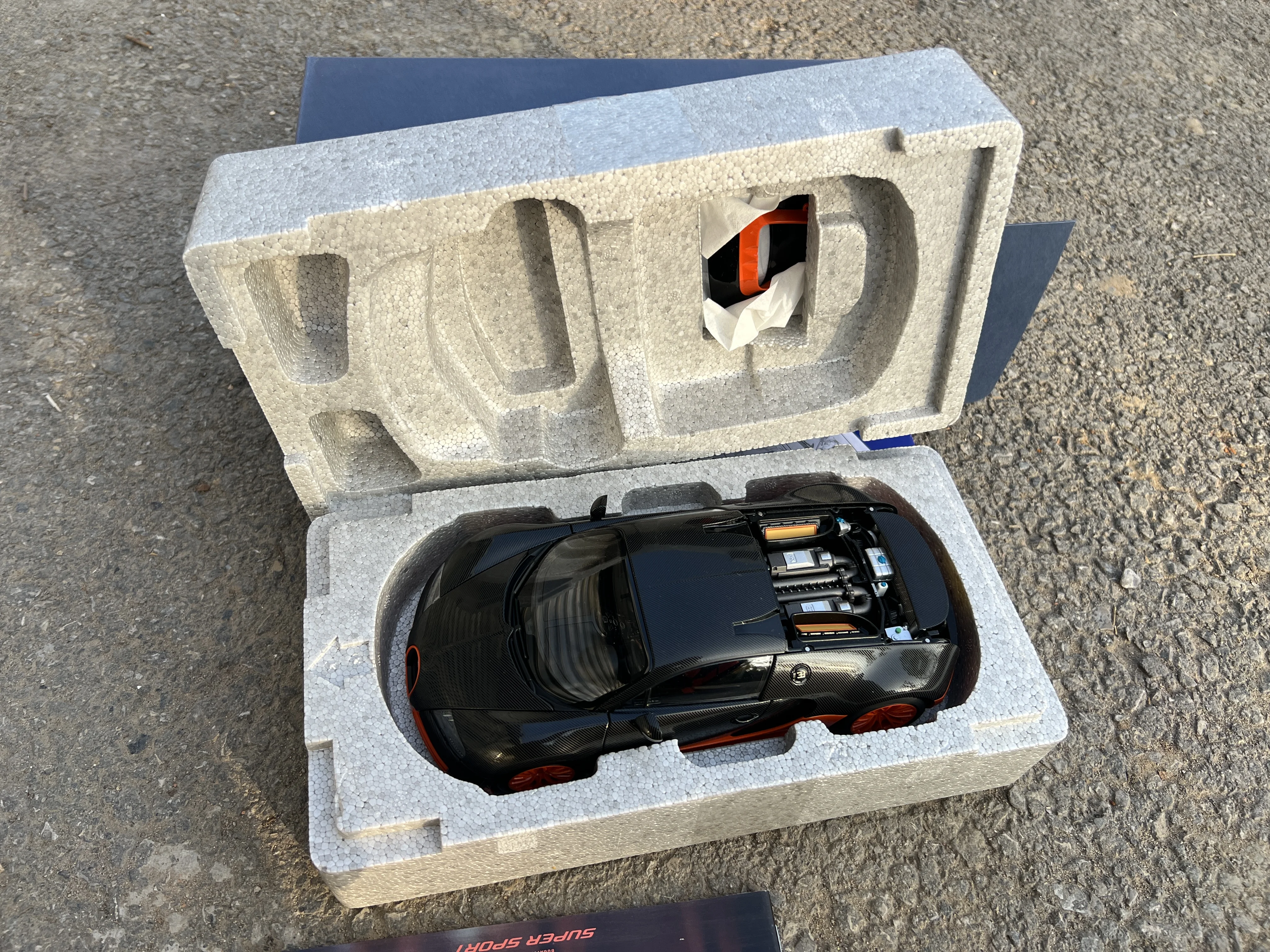 Фото Оригинальная модель 1:18, автомат BUGATTI Veyron 16,4 Super Sport World Record Edition, модель автомобиля из сплава для дисплея, подарка и коллекционирования №4